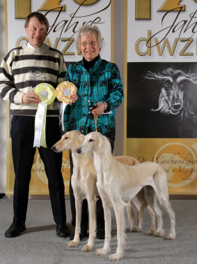 DWZRV-Jubilumssiegerin (Ausstellung) CH Ganjana Sawahin+ DWZRV-Jubilumssiegerin (Schnheit und Leistung) CH Dakira Sawahin mit D.Hintzenberg-Freisleben und VDH-Prsident Prof.Dr.P.Friedrich, Foto: Barbara Thiel